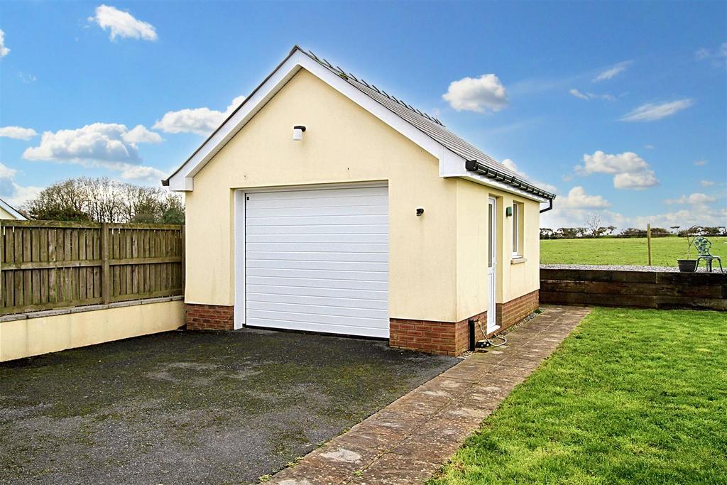 Detached garage