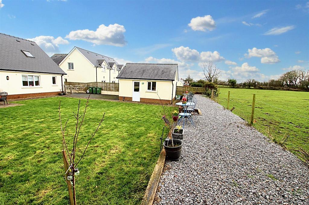 Gravelled seating area and garden