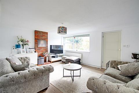 2 Nye Way, Bovingdon, Hemel Hempstead, HP3 0HX