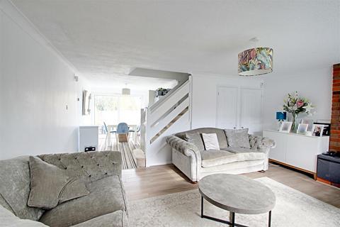 2 Nye Way, Bovingdon, Hemel Hempstead, HP3 0HX