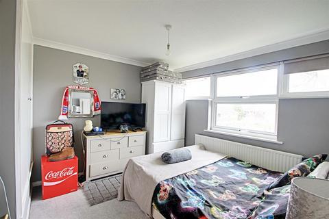 2 Nye Way, Bovingdon, Hemel Hempstead, HP3 0HX