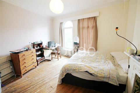 3 bedroom flat to rent, The Crescent, Hyde Park, Leeds