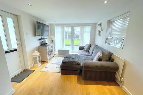 2 bedroom flat for sale, Staines Road West, Ashford TW15