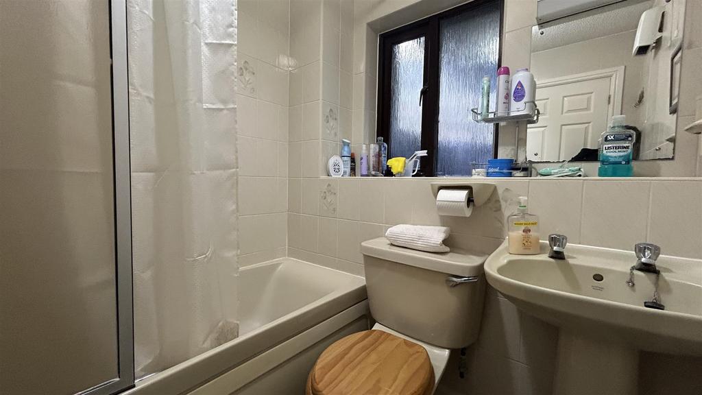 Bathroom 1.jpg