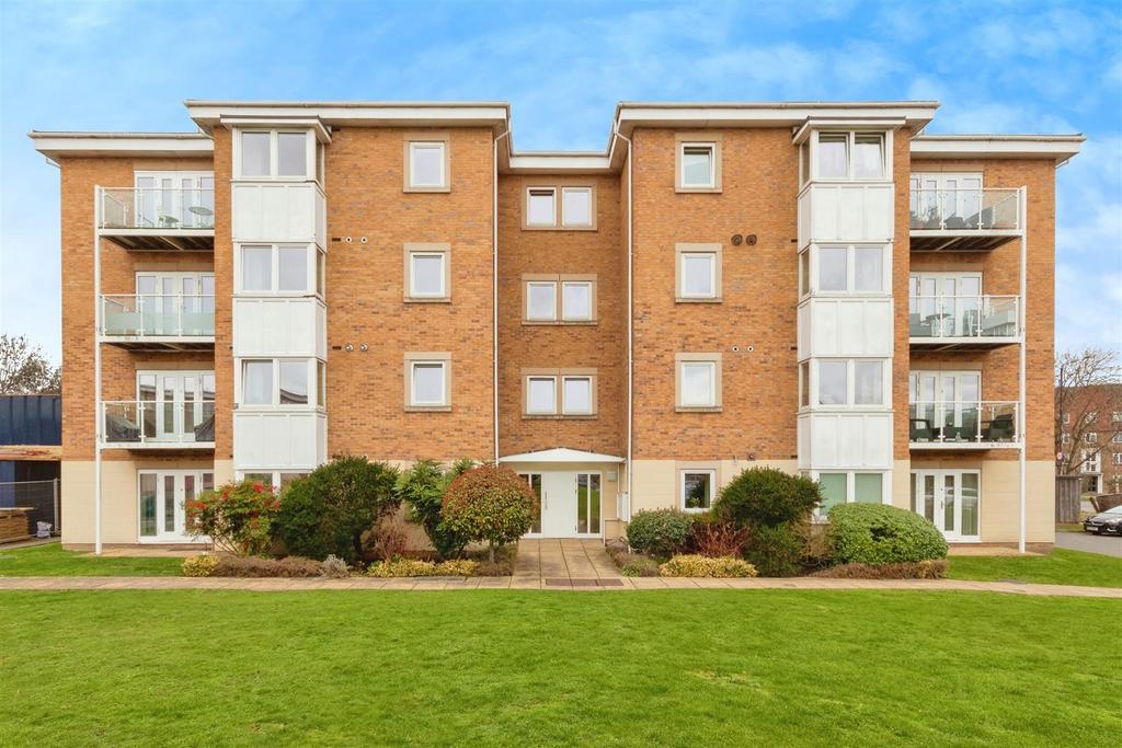 Greenview Drive, Raynes Park SW20 1 bed flat for sale £310,000