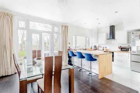 18 Cannon Close, London, SW20 9HA