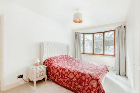 18 Cannon Close, London, SW20 9HA