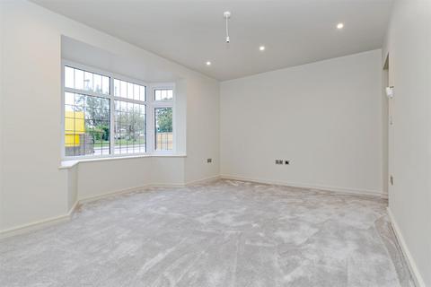 2 bedroom flat for sale, Beech Drive, Borehamwood