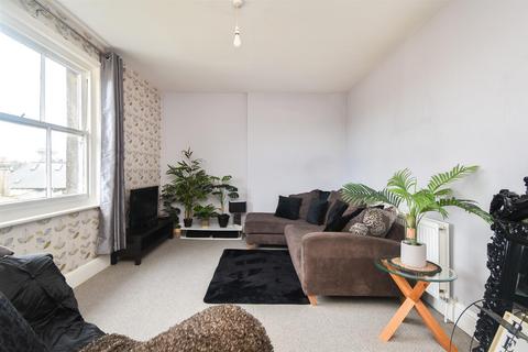 1 bedroom flat for sale, Holmesdale Gardens, Hastings
