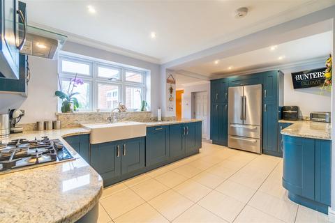 15 White Oak Drive, Kingswinford, DY6 9QN