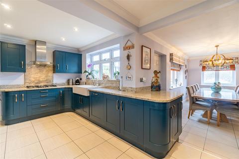 15 White Oak Drive, Kingswinford, DY6 9QN
