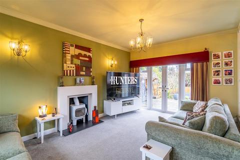 15 White Oak Drive, Kingswinford, DY6 9QN