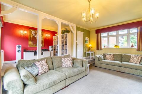 15 White Oak Drive, Kingswinford, DY6 9QN