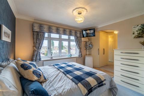 15 White Oak Drive, Kingswinford, DY6 9QN