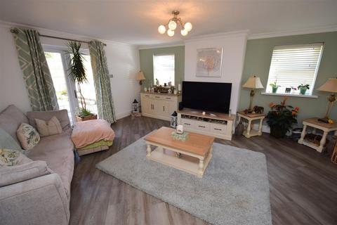 4 bedroom semi-detached house for sale, Dobb Brow Road, Westhoughton, Bolton
