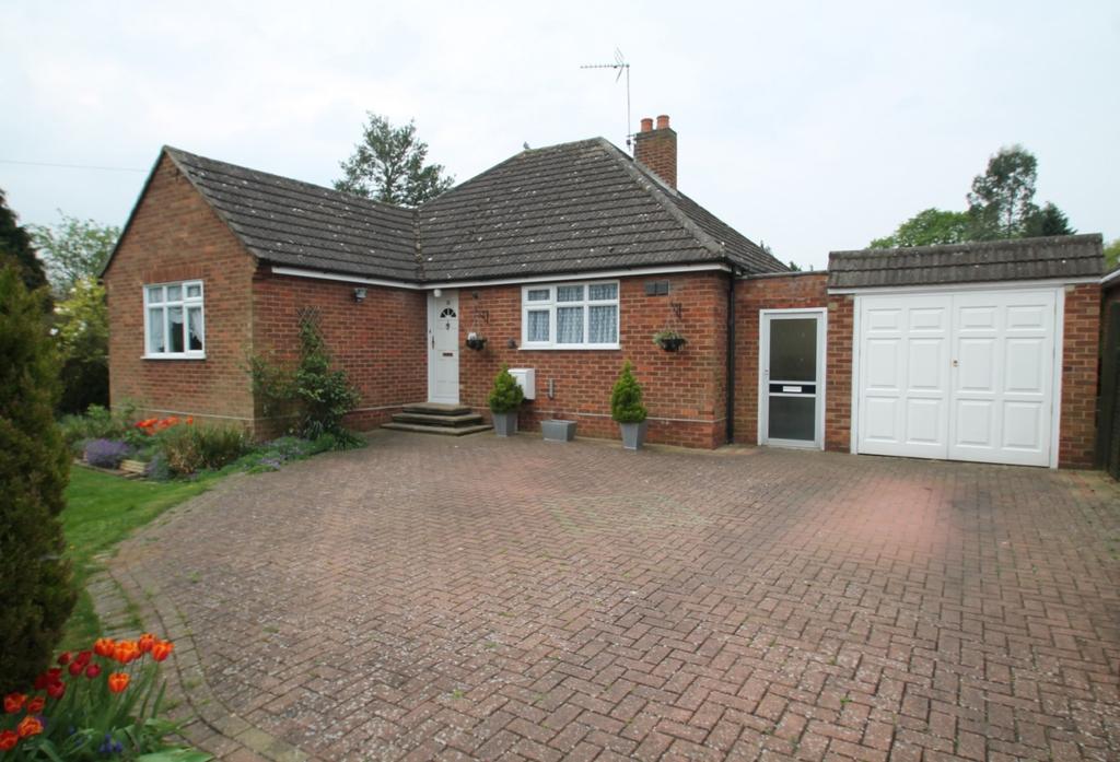Welley Avenue, Wraysbury, TW19 3 bed detached bungalow £535,000
