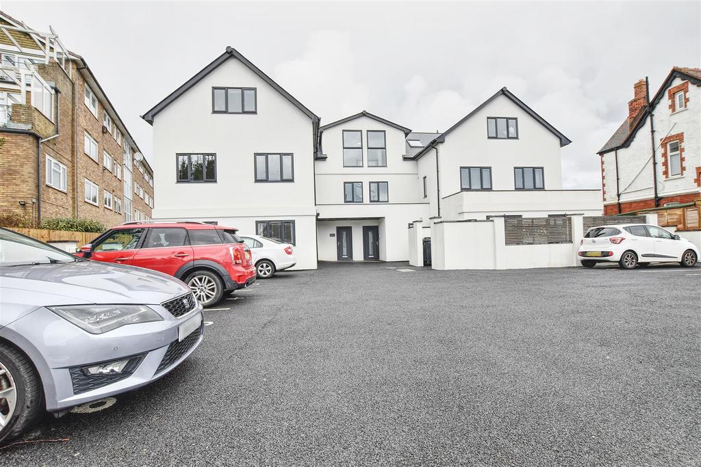 Collington Avenue, BexhillOnSea 2 bed flat for sale £325,000