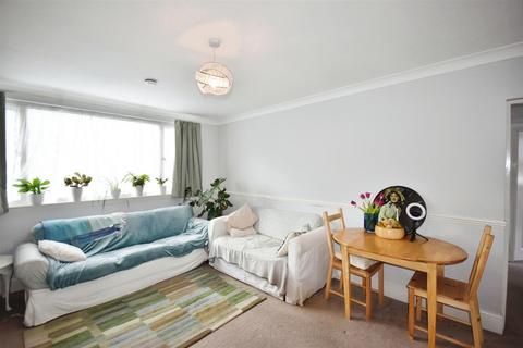3 bedroom flat for sale - Brent Lea, Brentford