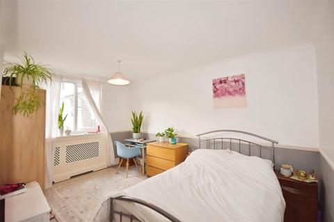 3 bedroom flat for sale, Brent Lea, Brentford