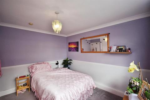 3 bedroom flat for sale, Brent Lea, Brentford