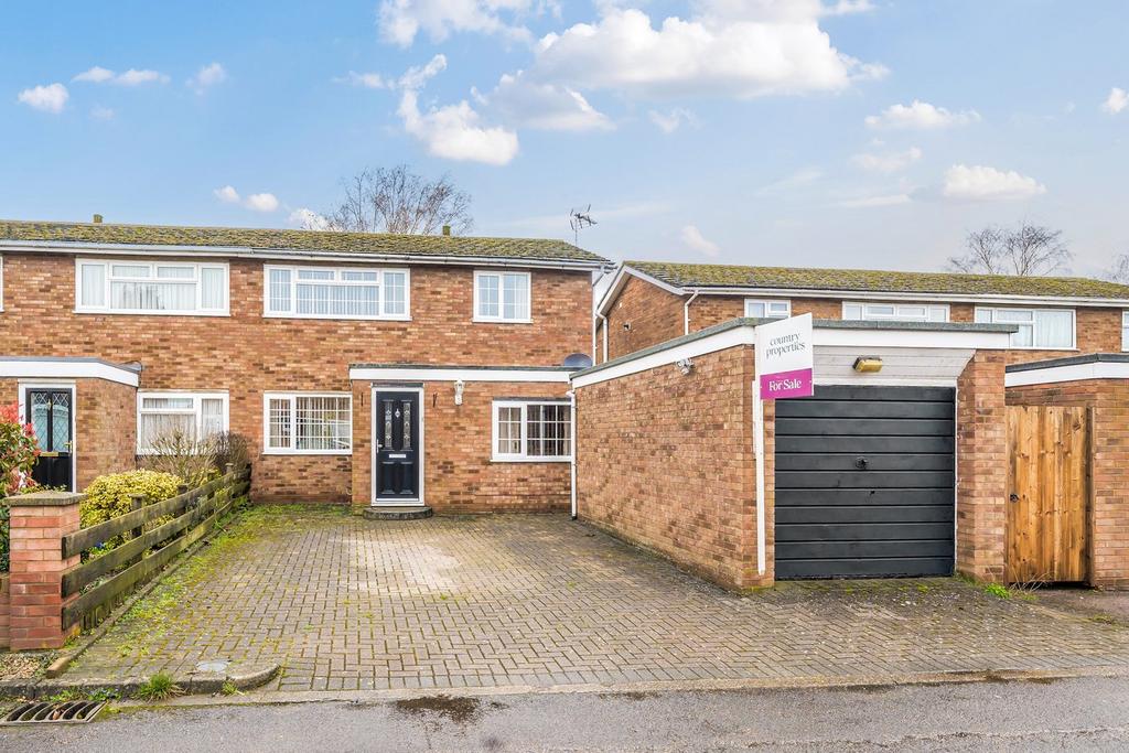 Mowbray Crescent, Stotfold, Hitchin, SG5 3 bed semidetached house for