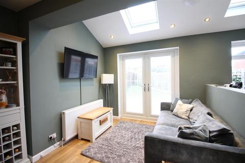 4 bedroom semi-detached house for sale, Temple Walk, Leeds LS15