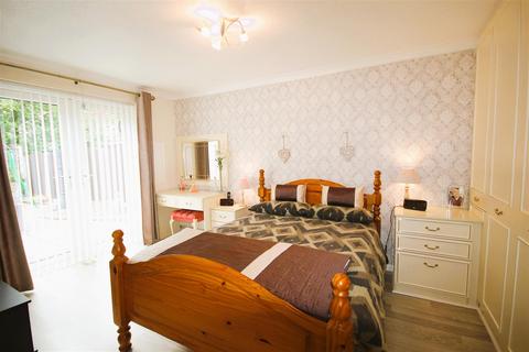 2 bedroom detached bungalow for sale - Newmarket Way, Cheadle