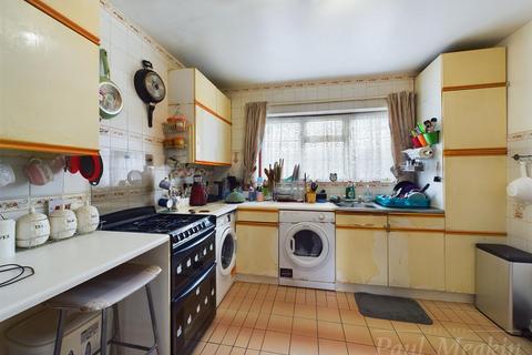 114 North Walk, New Addington, Croydon, CR0 9ES