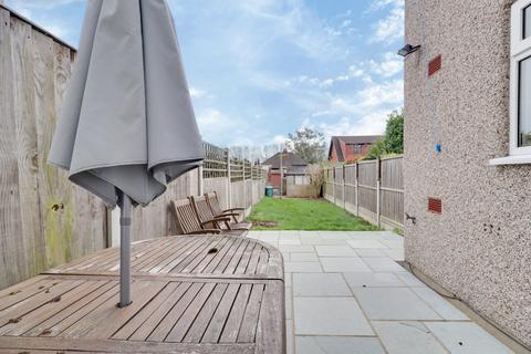 2 bedroom ground floor maisonette for sale, Woodside Close, Rainham RM13