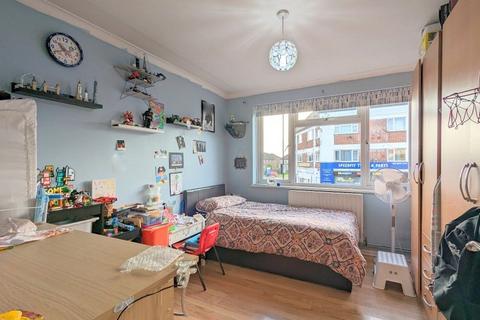 2 bedroom flat for sale, Staines Road , Feltham , TW14
