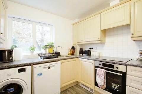 2 bedroom apartment to rent, Colham Road, Uxbridge UB8