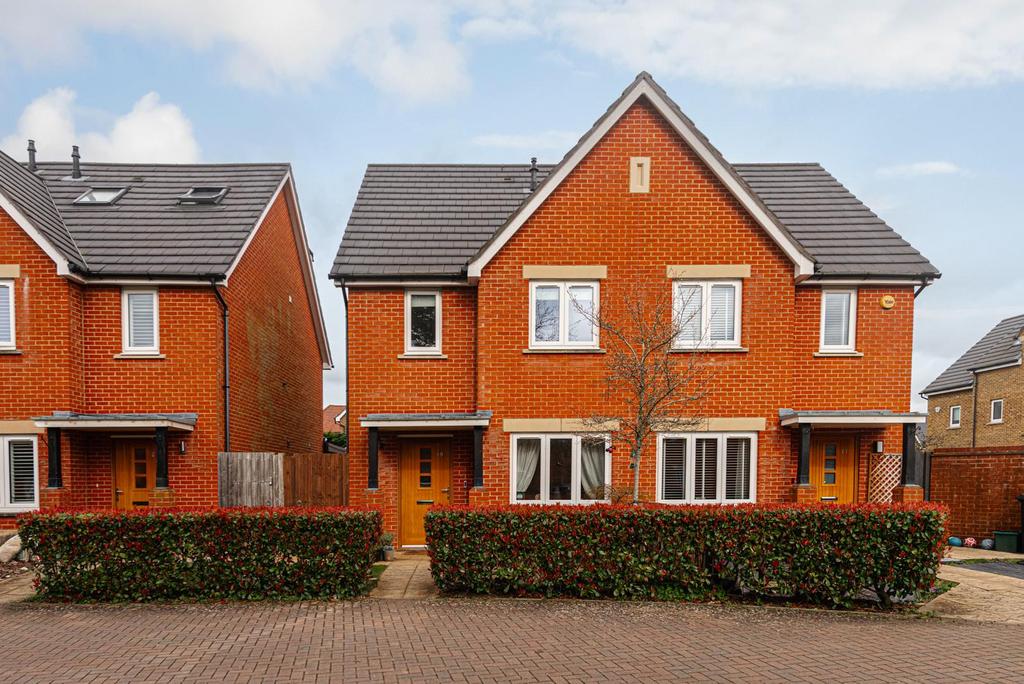 Glanville Way, Epsom 2 bed semidetached house for sale £585,000