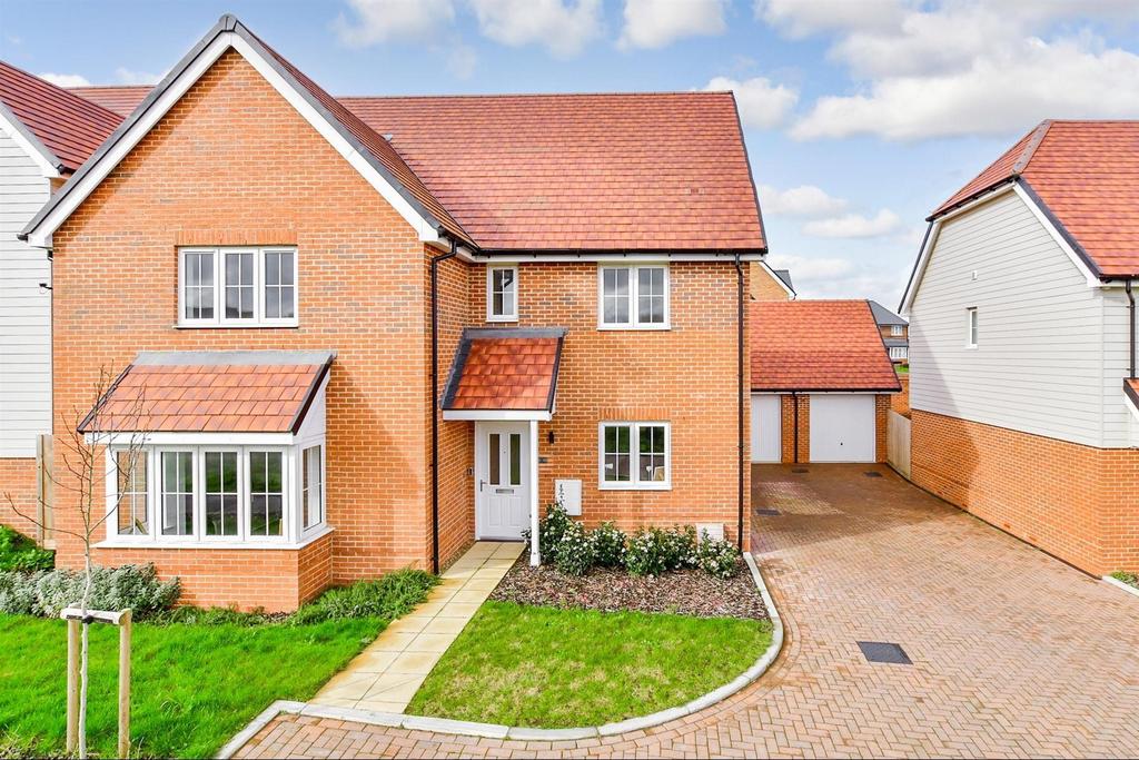 Seladine Gardens, Coxheath, Maidstone, Kent 5 bed detached house for