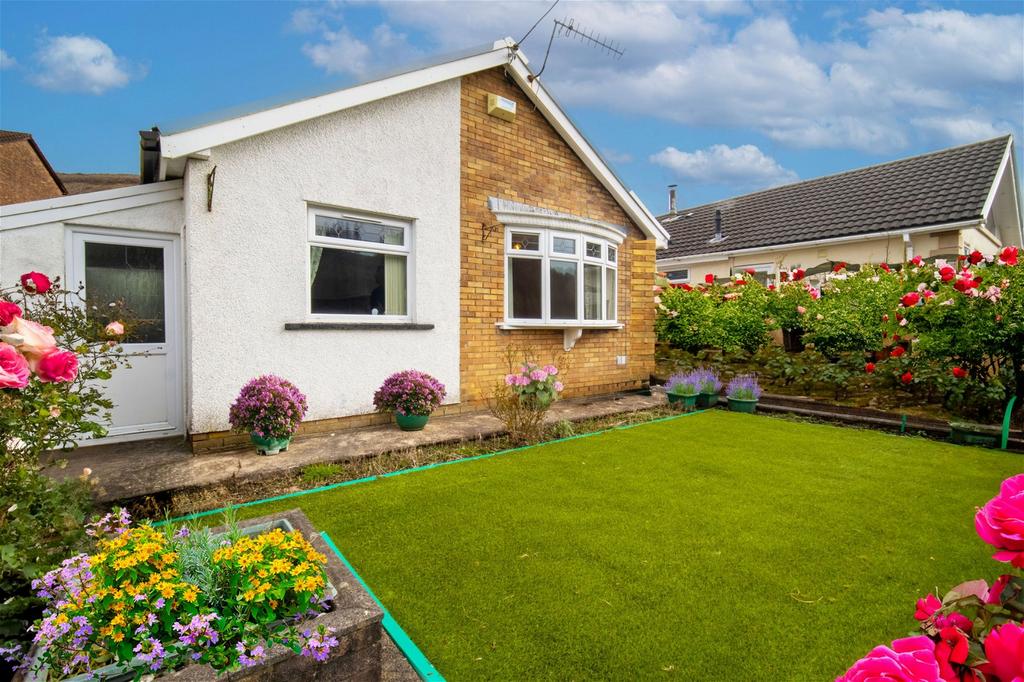 Kenry Street, Treorchy, CF42 6DR 3 bed detached bungalow for sale £