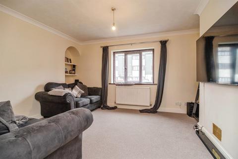 2 bedroom flat for sale, Teviot Avenue, Aveley, RM15