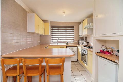 2 bedroom flat for sale, Teviot Avenue, Aveley, RM15