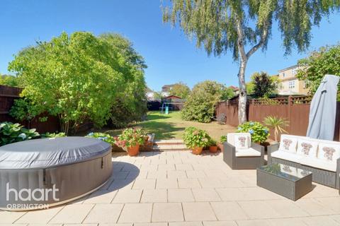 140 Ridgeway Drive, Bromley, BR1 5BX