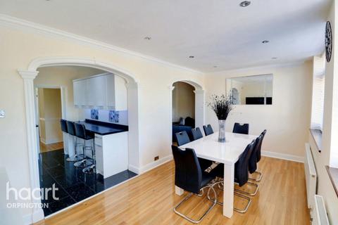 140 Ridgeway Drive, Bromley, BR1 5BX