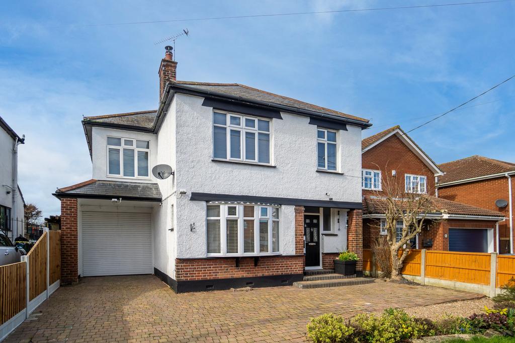 Daws Heath Road, Rayleigh, SS6 5 bed detached house for sale £735,000