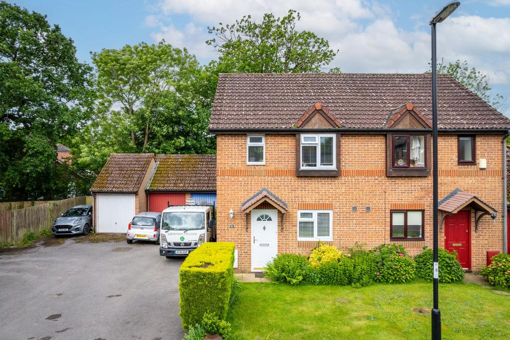 Rastrick Close, Burgess Hill, RH15 2 bed semidetached house for sale