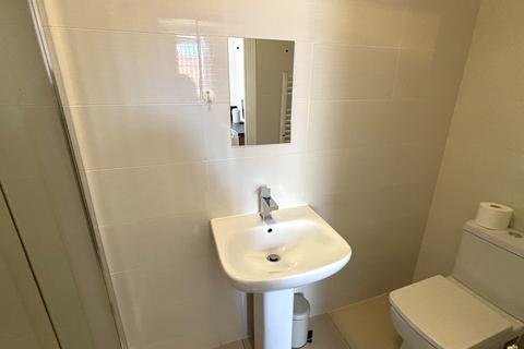 4 bedroom semi-detached house to rent, Abingdon Road, Leicester LE2