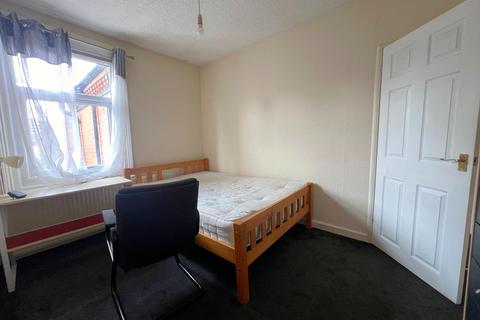 2 bedroom terraced house to rent, Clarendon Park Road, Leicester LE2