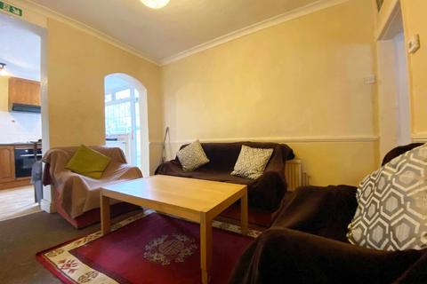 4 bedroom terraced house to rent, Edward Road, Leicester LE2