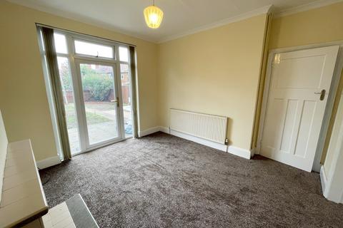 3 bedroom semi-detached house to rent, Hollington Road, Leicester LE5