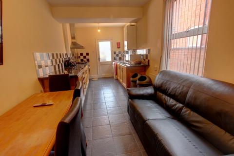5 bedroom terraced house to rent, Mayfield Road, Leicester LE2