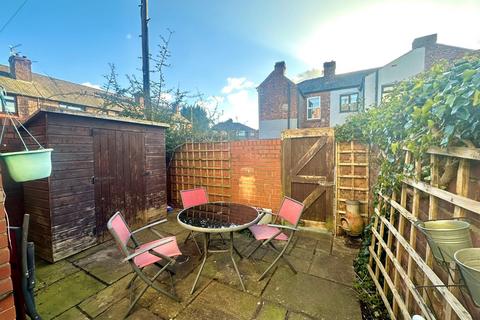 2 bedroom end of terrace house to rent, Princess Road, Manchester M25