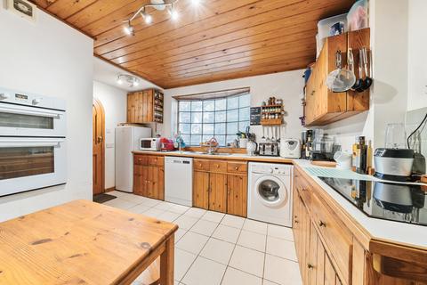 4 Manor Way, Guildford, GU2 7RN