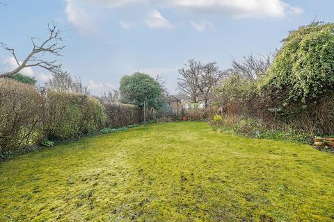 4 Manor Way, Guildford, GU2 7RN