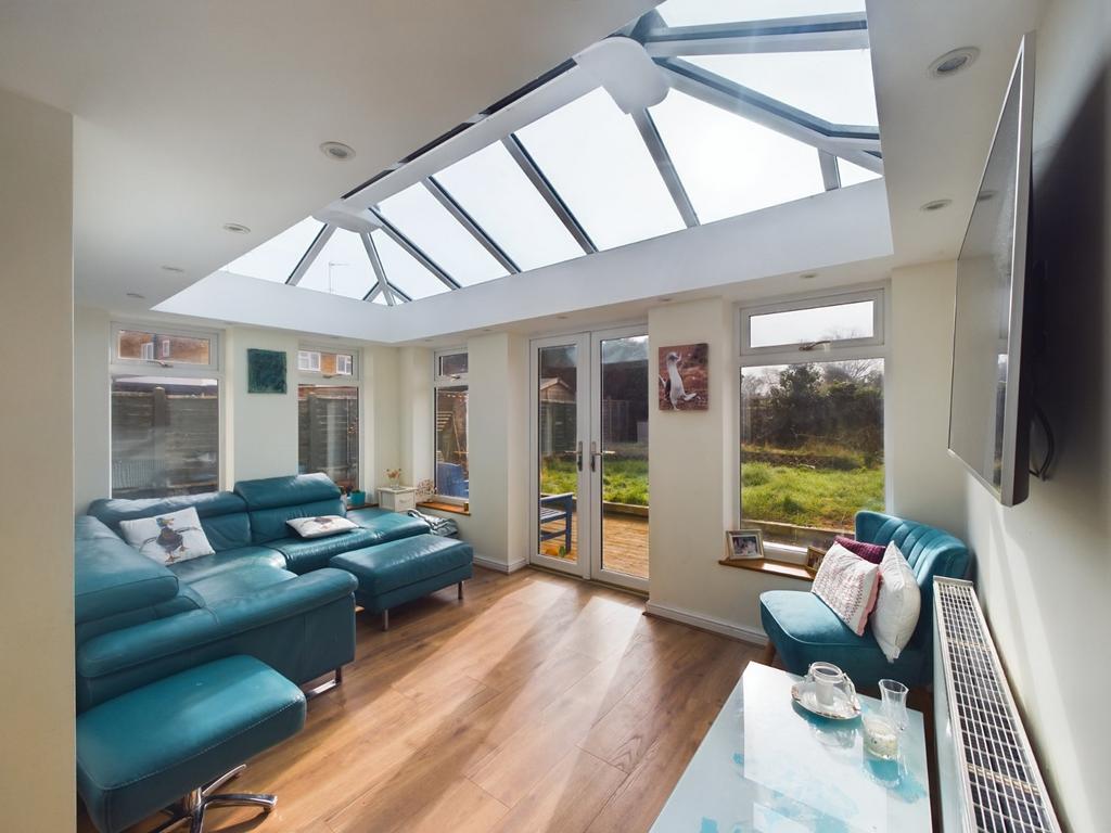 Ellison Avenue, Worcester, Worcestershire, WR2 3 bed semidetached