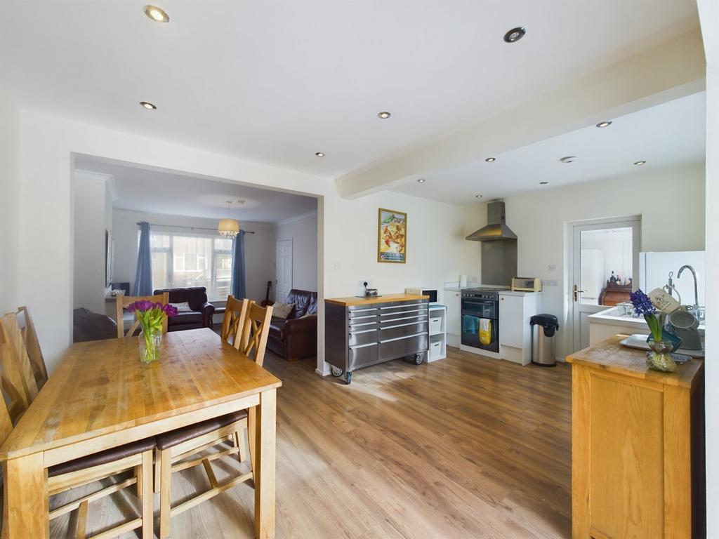 Ellison Avenue, Worcester, Worcestershire, WR2 3 bed semidetached